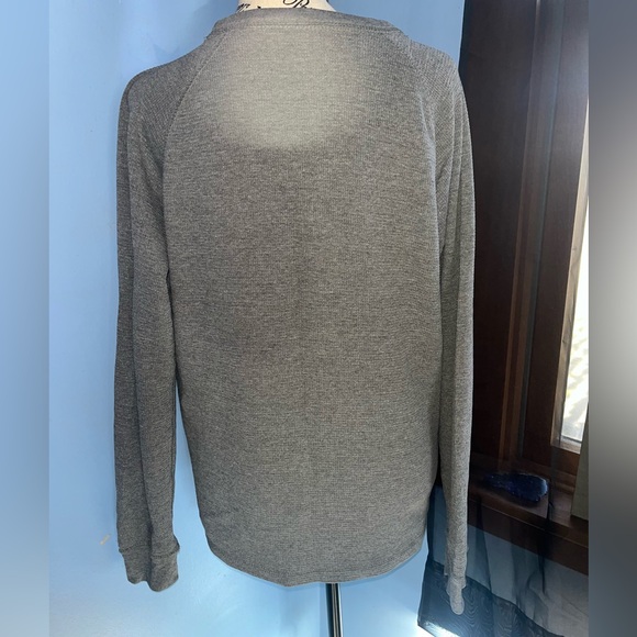 Roebuck & Co. Men’s Long-Sleeved Waffle Knit Crewneck - Picture 4 of 4